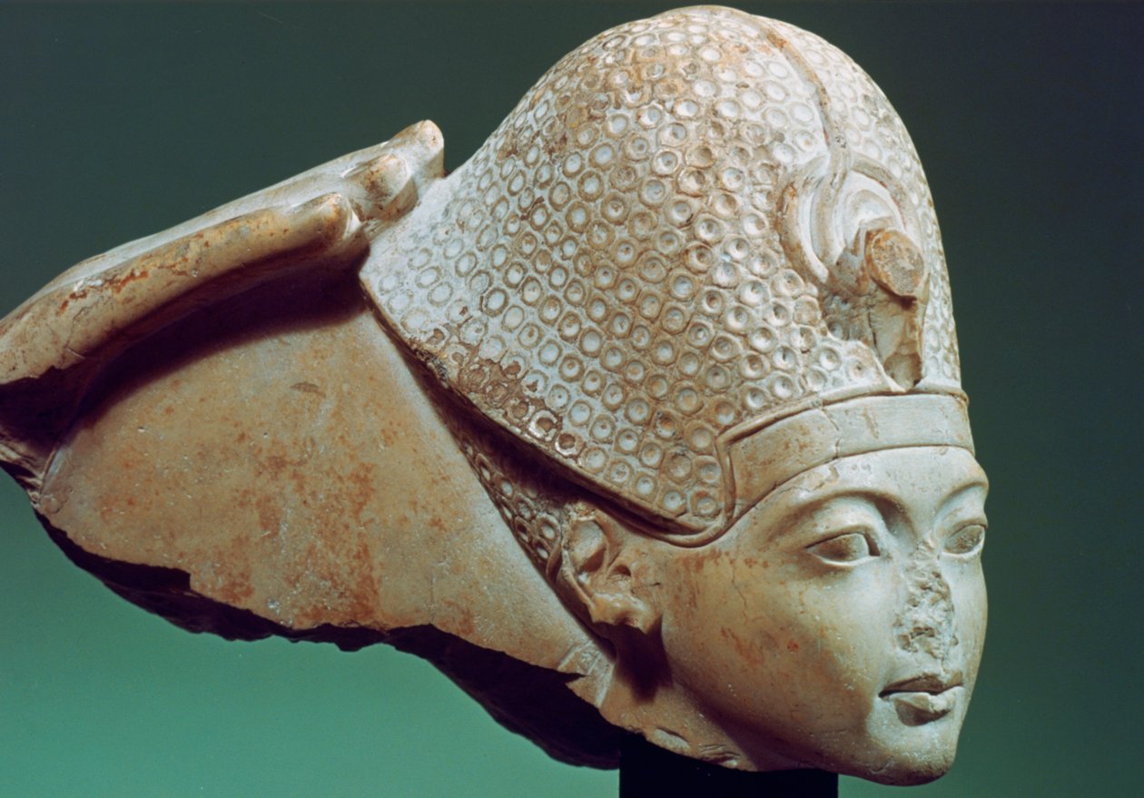 Tutankhamon yllään Blue Crown, 1300-luvulla eKr tekijältä Unbekannt