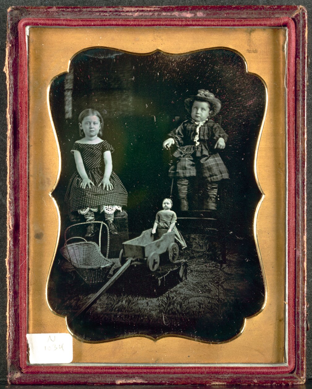 Kaksi lasta leluineen, c. 1855. tekijältä Unbekannt