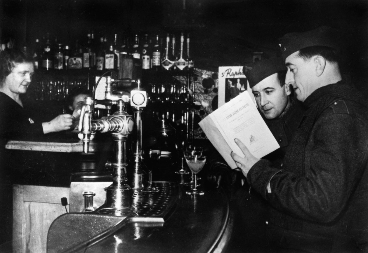 Kaksi ranskalaissotilasta lomalla kahvilassa, 1939-1940 tekijältä Unbekannt