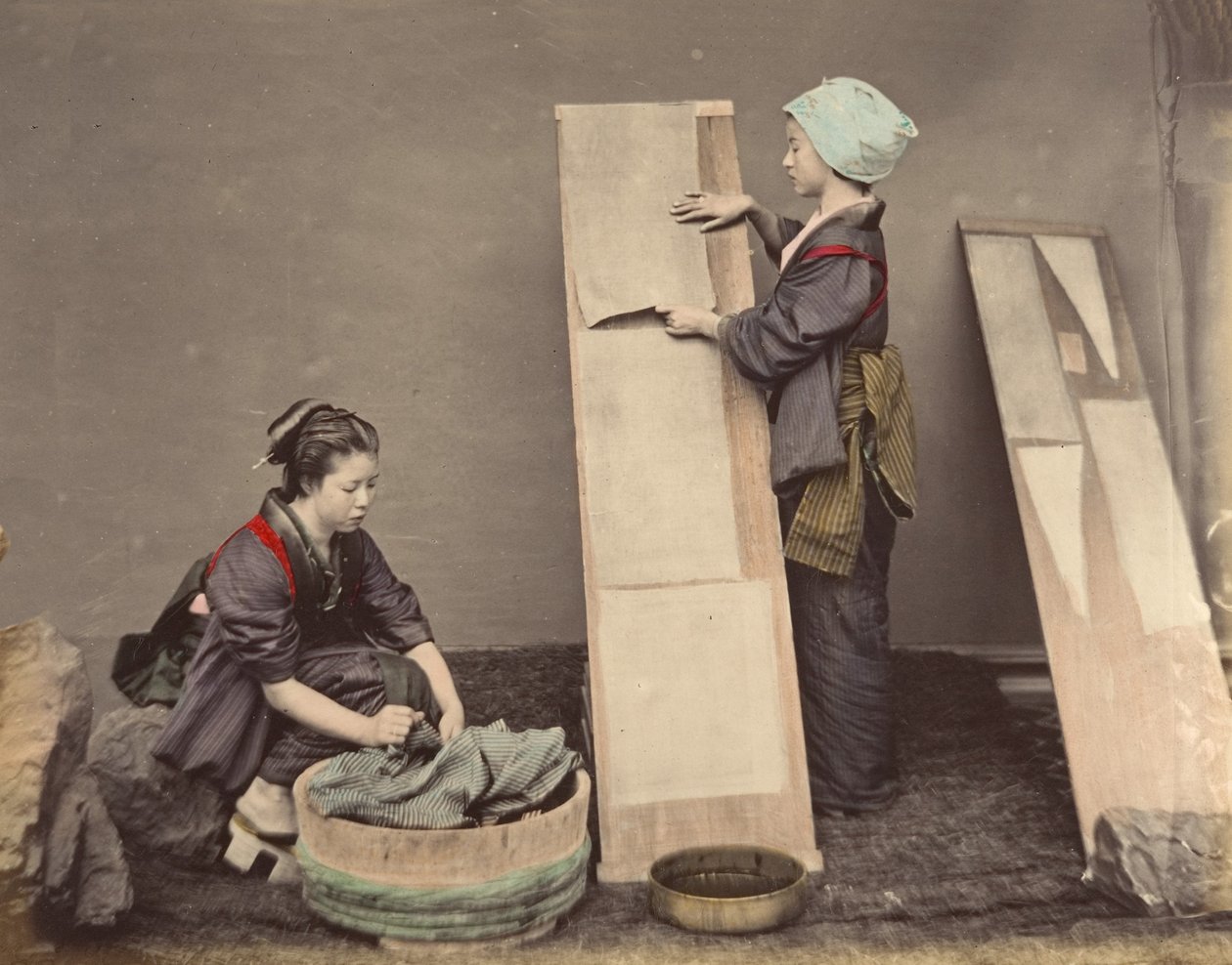 [Kaksi japanilaista naista poseeraa pyykin kanssa], 1870-luku. tekijältä Unbekannt