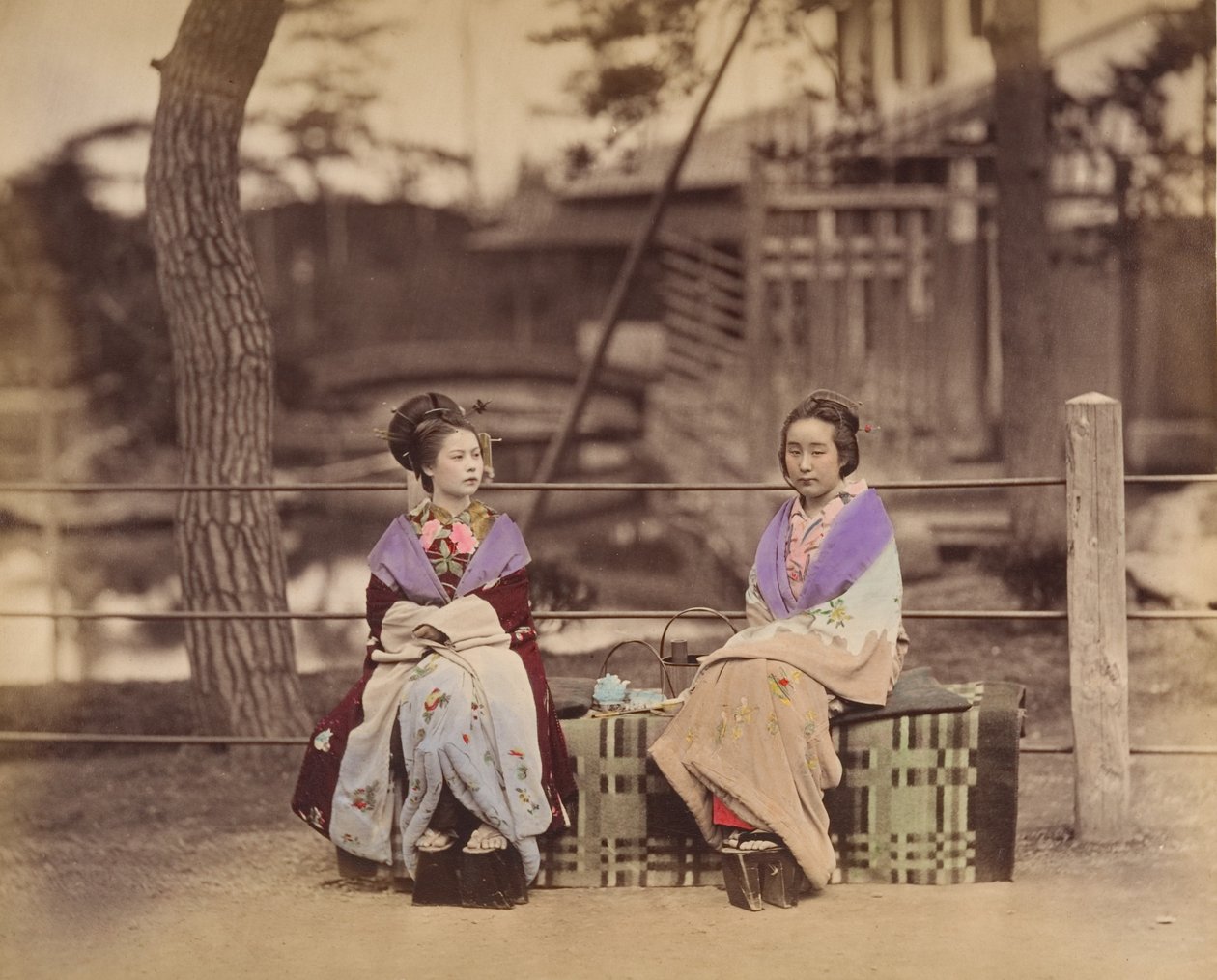 [Kaksi japanilaista naista istumassa penkillä], 1870-luku. tekijältä Unbekannt