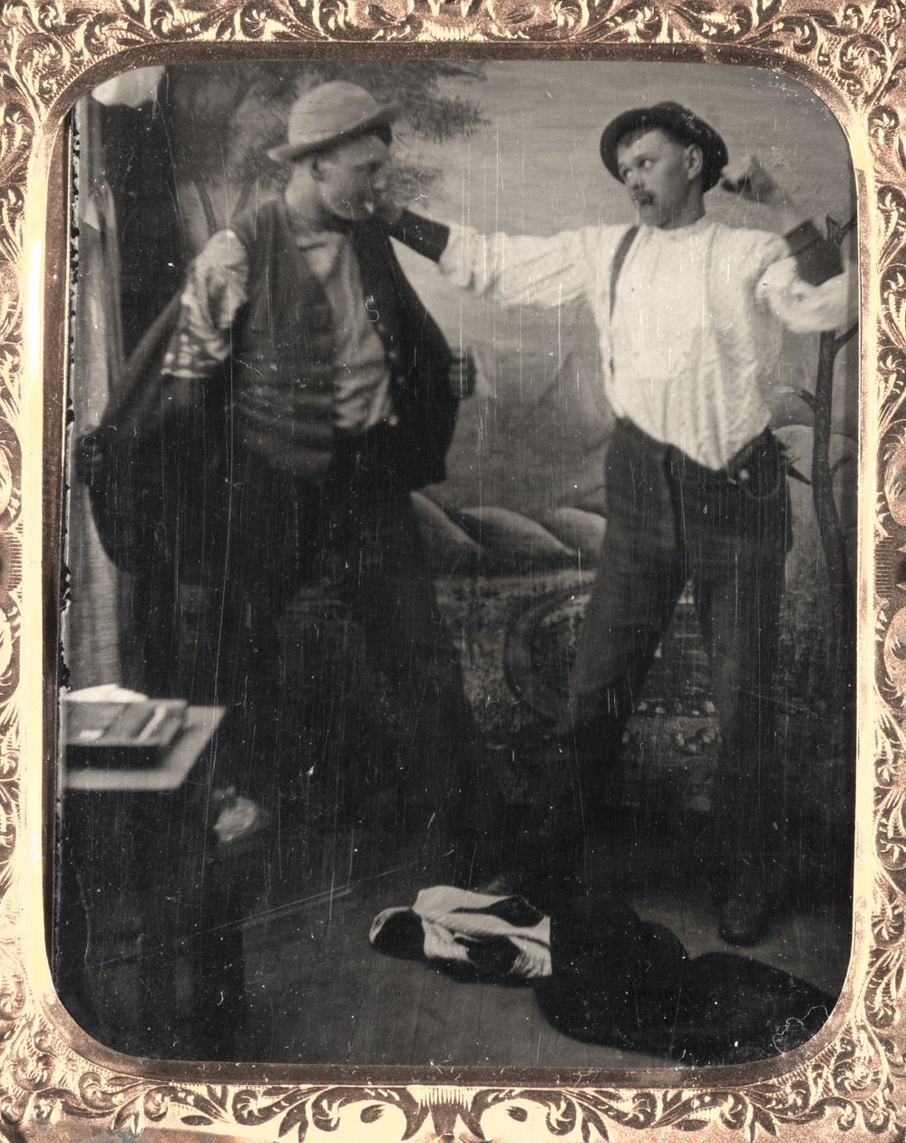 Kaksi miestä järjestämässä tappelua studiossa, c. 1860. tekijältä Unbekannt