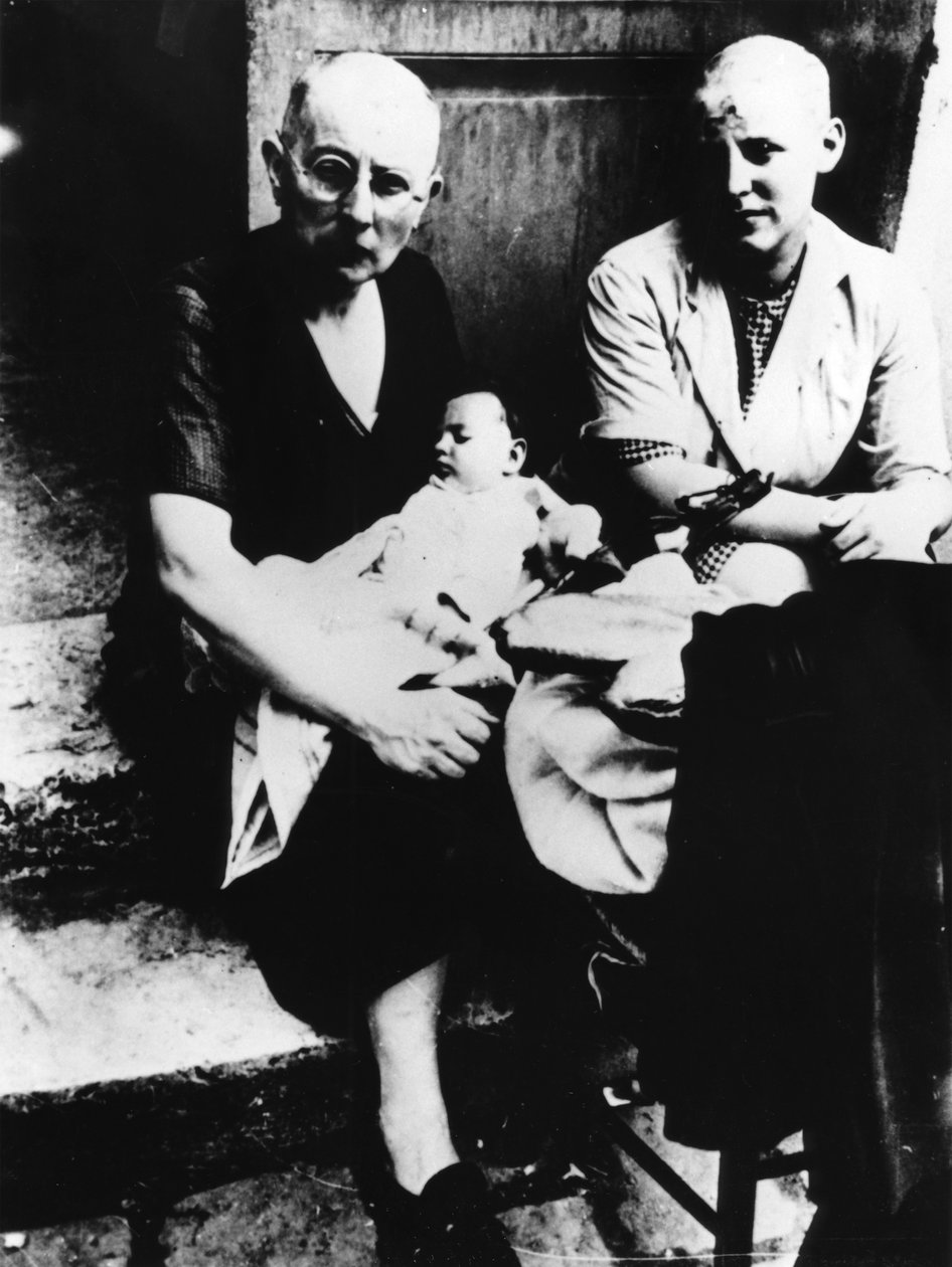 Kaksi ranskalaista naispuolista yhteistyökumppania, Chartres, Ranska, 1944 tekijältä Unbekannt