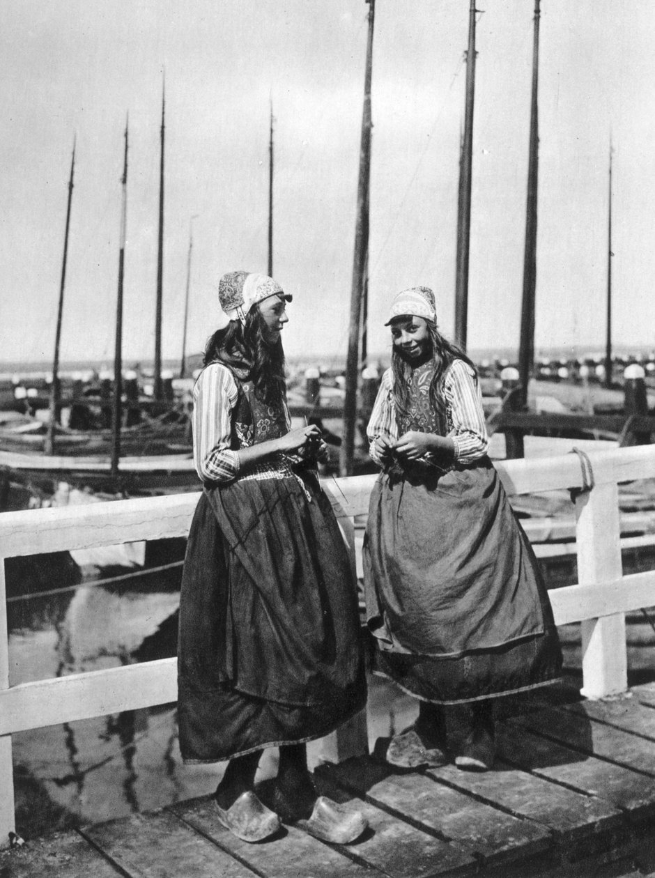 Kaksi tyttöä laskulavalla, Marken, Alankomaat, 1934 tekijältä Unbekannt