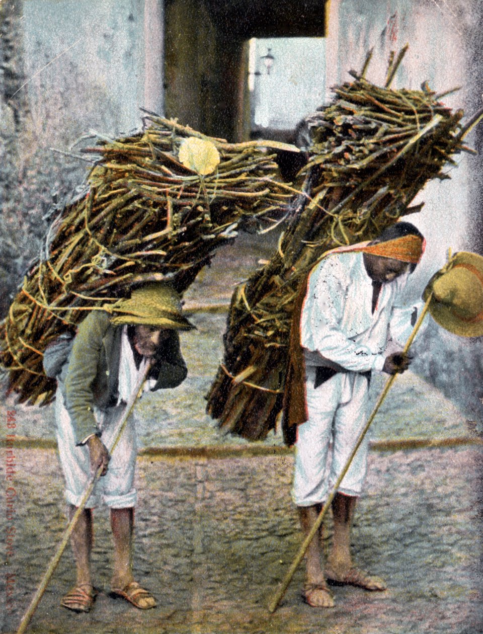 Kaksi miestä kantamassa puunippuja selässään, Meksiko, 1900-luvun alku tekijältä Unbekannt