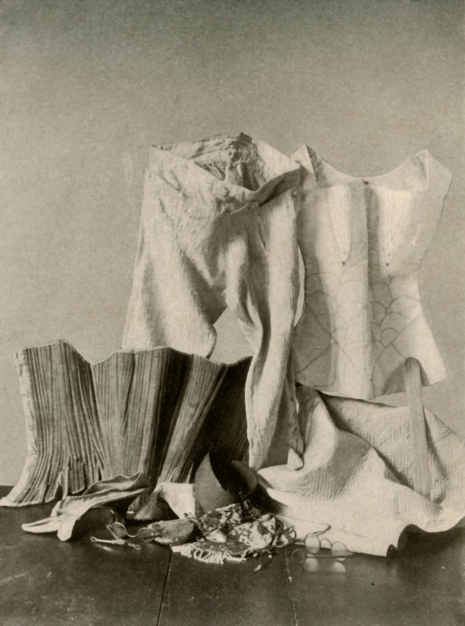 Kaksi paria housuja, polvihousut, helmilaukku, kukkaro ja tikattu alushame, 1700-luku, 1937. tekijältä Unbekannt