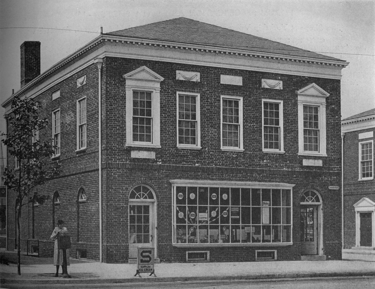 Kaksi kauppaa Yorkship Villagessa, New Jerseyssä, 1925 tekijältä Unbekannt