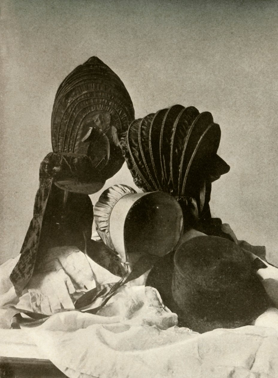 Kaksi silkkikalassia, ratsastuslakki, kveekaripäällinen, hattu, hanskat ja hame, 1700-luku, 1937. tekijältä Unbekannt