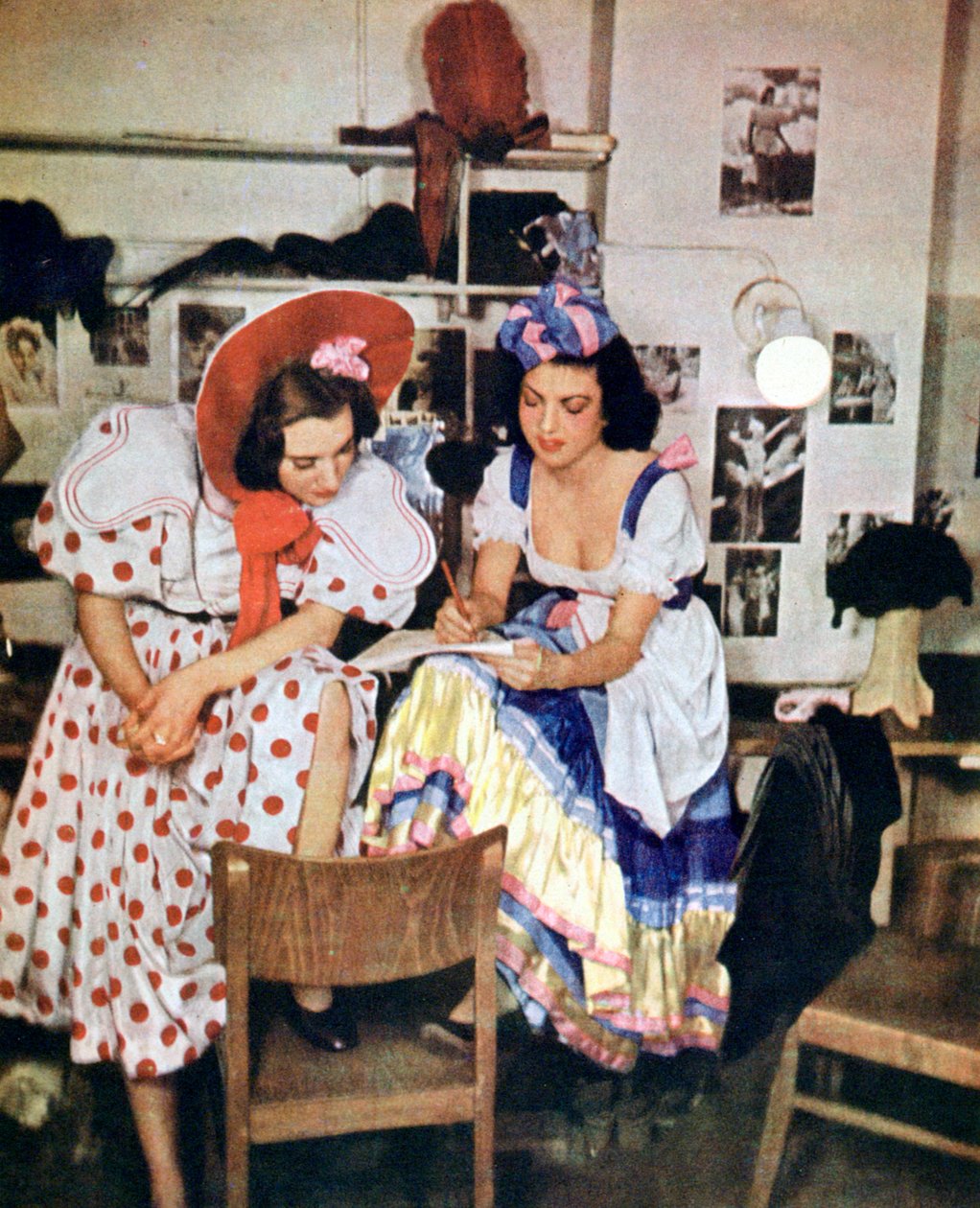 Kaksi naista kevyestä oopperasta Like One Time toukokuussa, Walter Kollo, Berliini, 1943 tekijältä Unbekannt