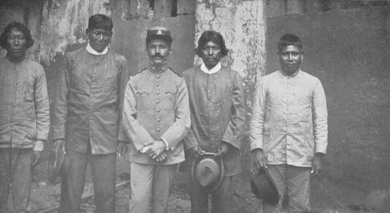 Tymbiras-intiaanit Maranhaon osavaltiosta. Luutnantti Pedro Dantas ja hänen tulkkinsa, 1914 tekijältä Unbekannt