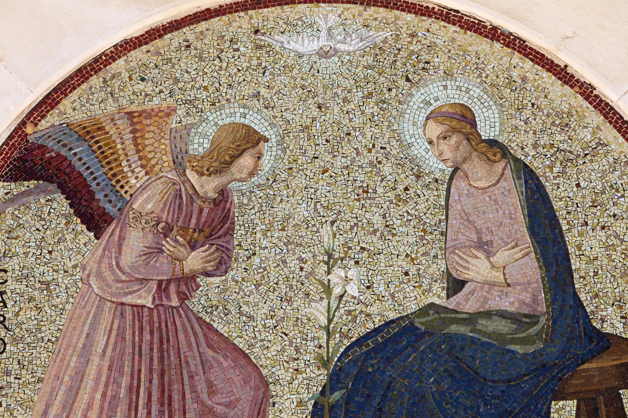 Tympanumimosaiikki, joka kuvaa Marian ilmestystä Madonna della Scalan benediktiiniläisluostarissa, Noci, Apulia, Noci, Italia tekijältä Unbekannt