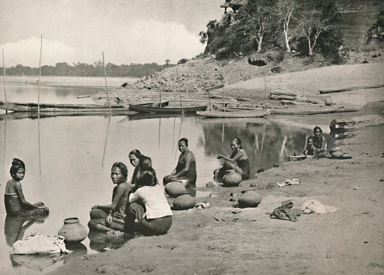 Tyypillinen joenvarsikohtaus suuresta Irrawaddysta - Naiset kylpemässä ja ammemassa vettä, 1900. tekijältä Unbekannt