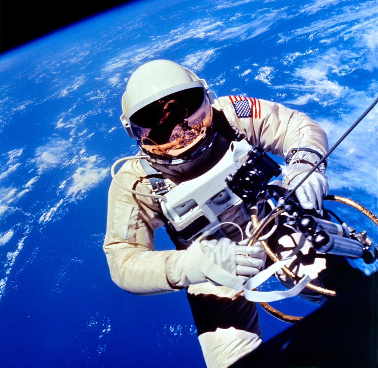 Yhdysvaltain astronautti Edward H. White II suorittaa ulkoisia tehtäviä tekijältä Unbekannt