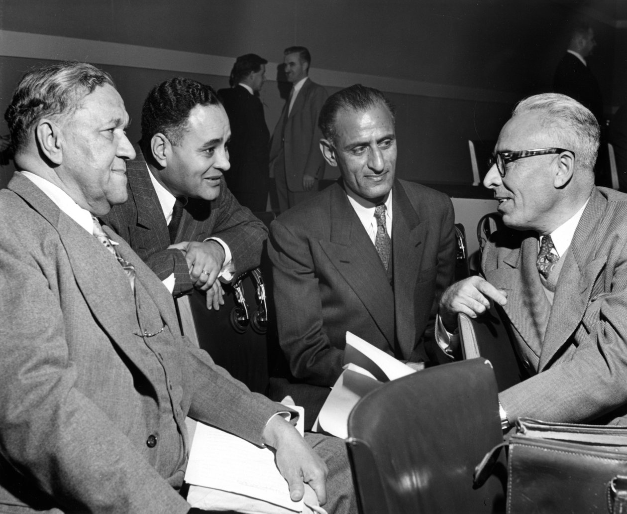 Yhdysvaltain ja Pakistanin edustajat Yhdistyneissä Kansakunnissa, Pariisi, 1950-luku tekijältä Unbekannt
