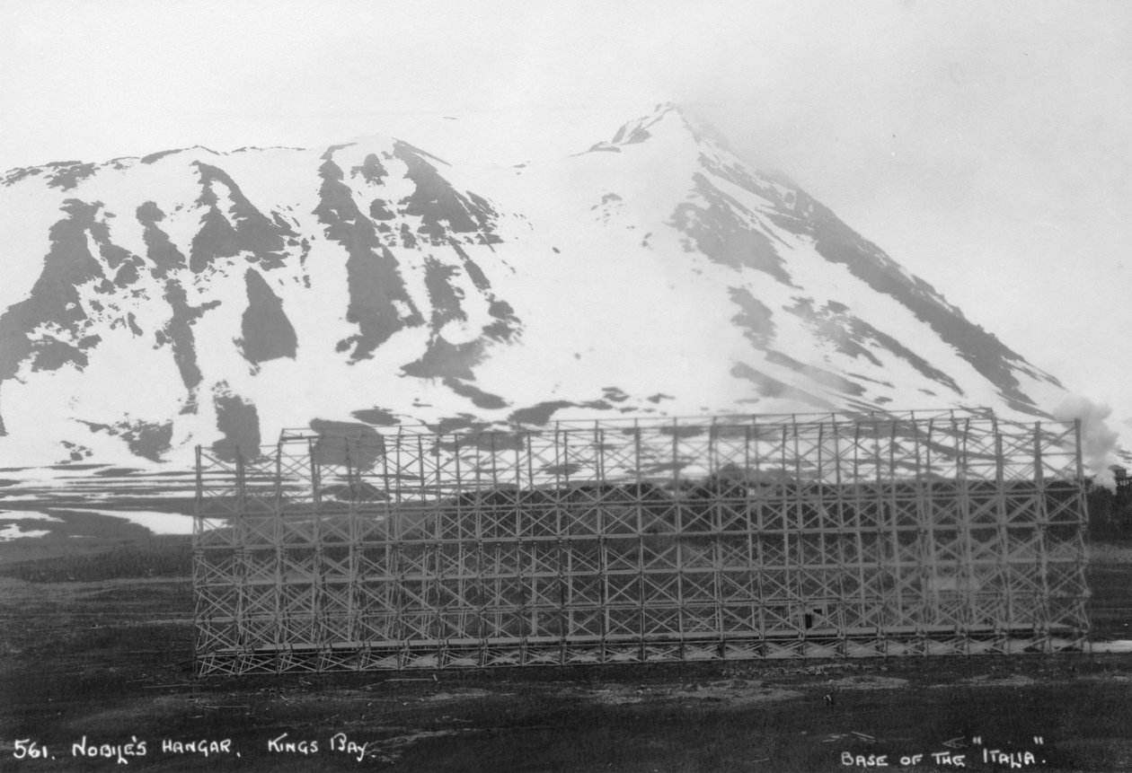 Umberto Nobiles -hangaari, ilmalaivan tukikohta Italia, Kongsfjorden, Huippuvuoret, Norja, 1929 tekijältä Unbekannt