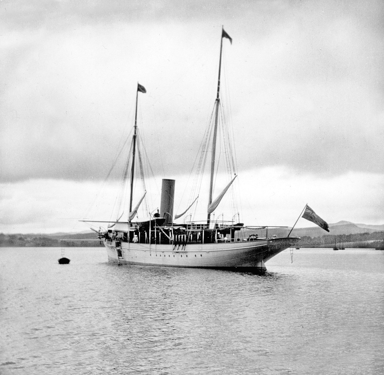 Iso-Britannia: Steam Yacht at Anchor. c1890 tekijältä Unbekannt