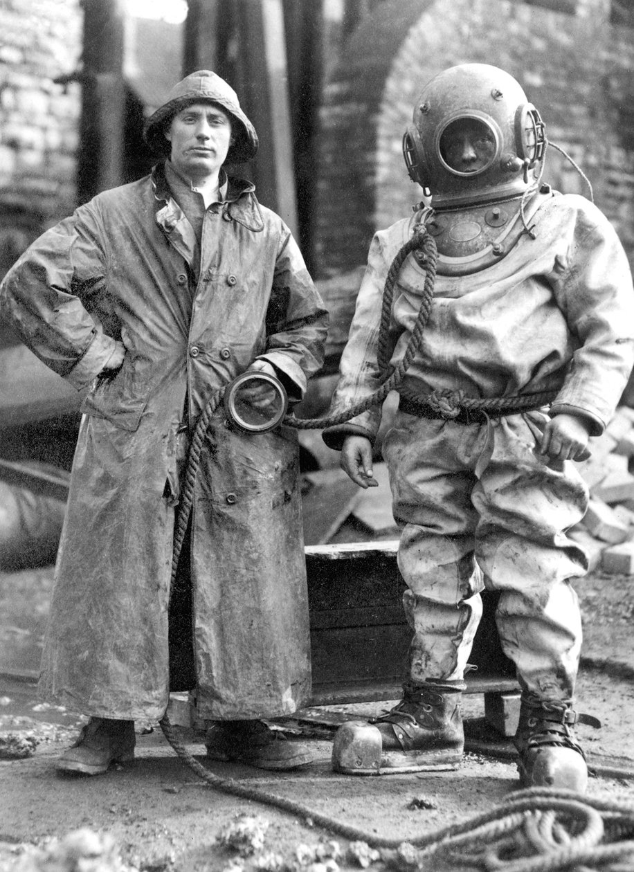 Iso-Britannia : Sukeltaja, joka käynnisti vesipumpun uudelleen Newbury Colliery Pit Bottomissa. Coleford tekijältä Unbekannt