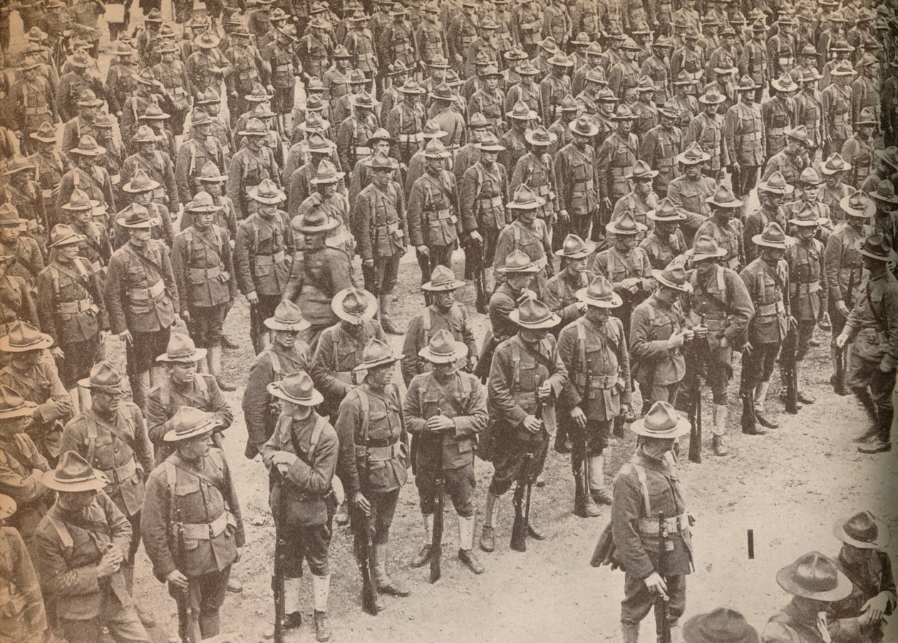 Yhdysvaltain joukot paraatissa ennen marssia Lontoon läpi 15. elokuuta 1917, jolloin he olivat tekijältä Unbekannt