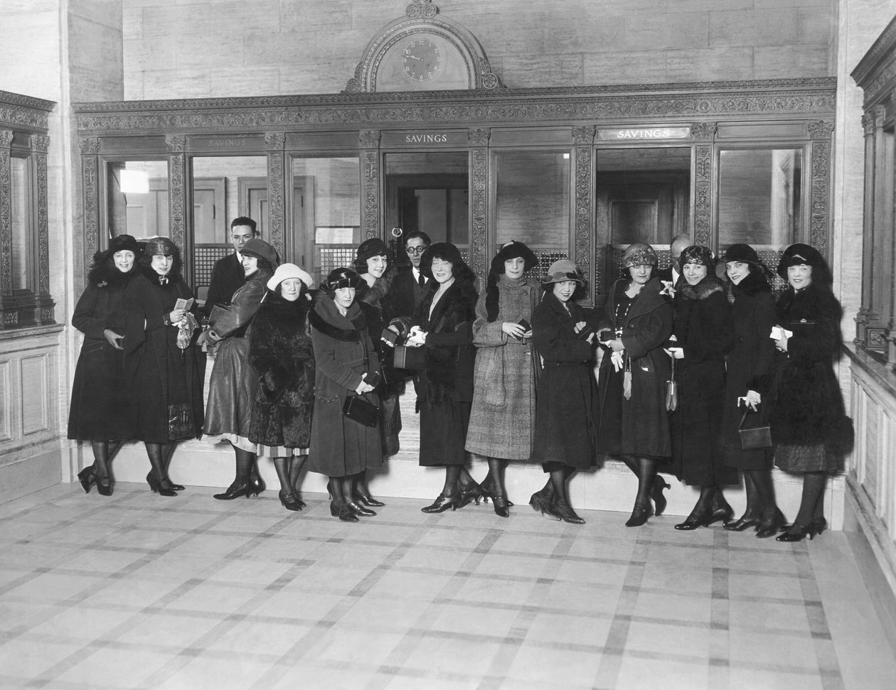 Yhdysvallat: n. 1926 Naisjoukko seisomassa pankin "Savings"-kassan ikkunassa. (m/w kuva) tekijältä Unbekannt