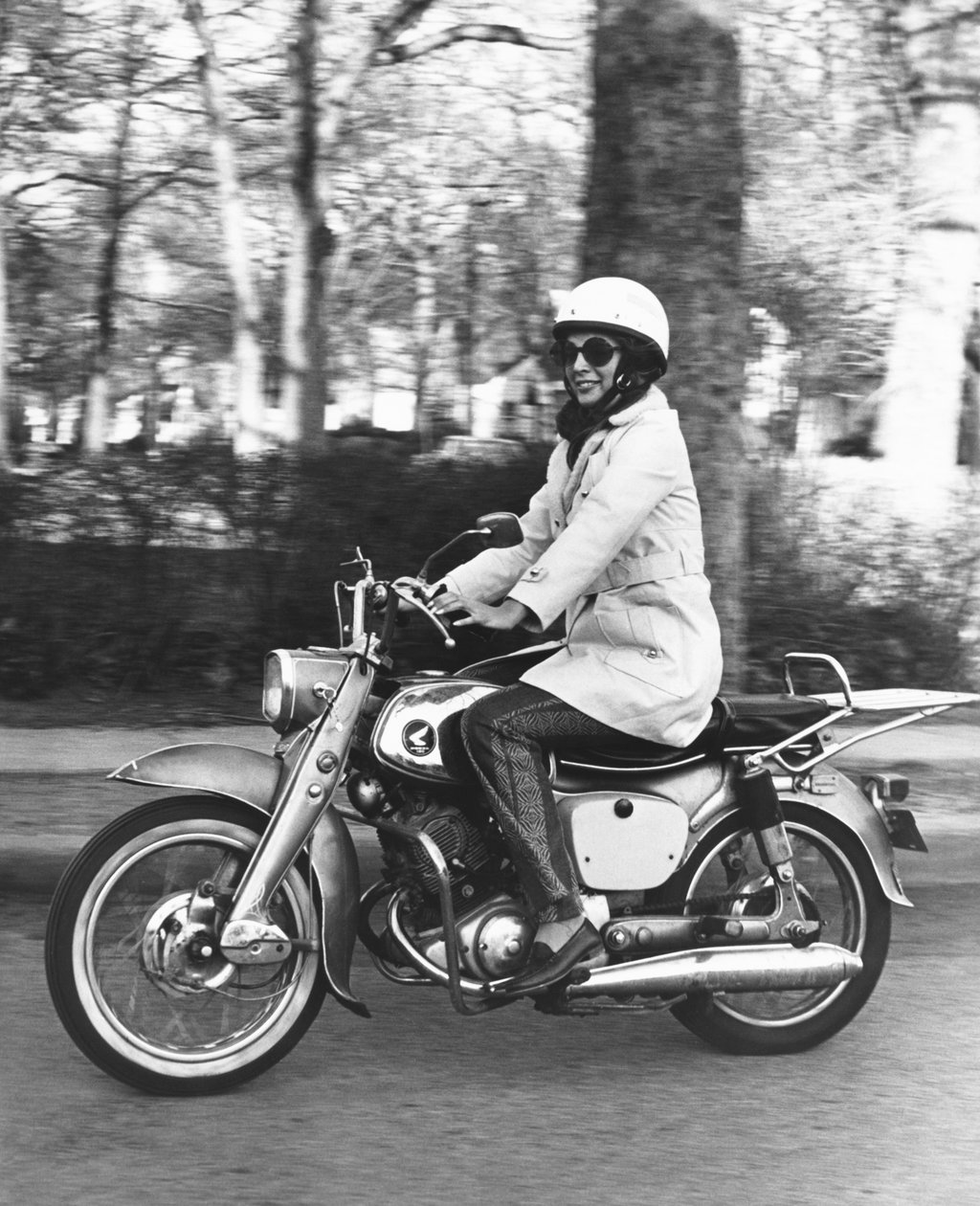 Yhdysvallat: n. 1961 Nainen ajamassa Honda 160 -moottoripyörällään. (m/w kuva) tekijältä Unbekannt