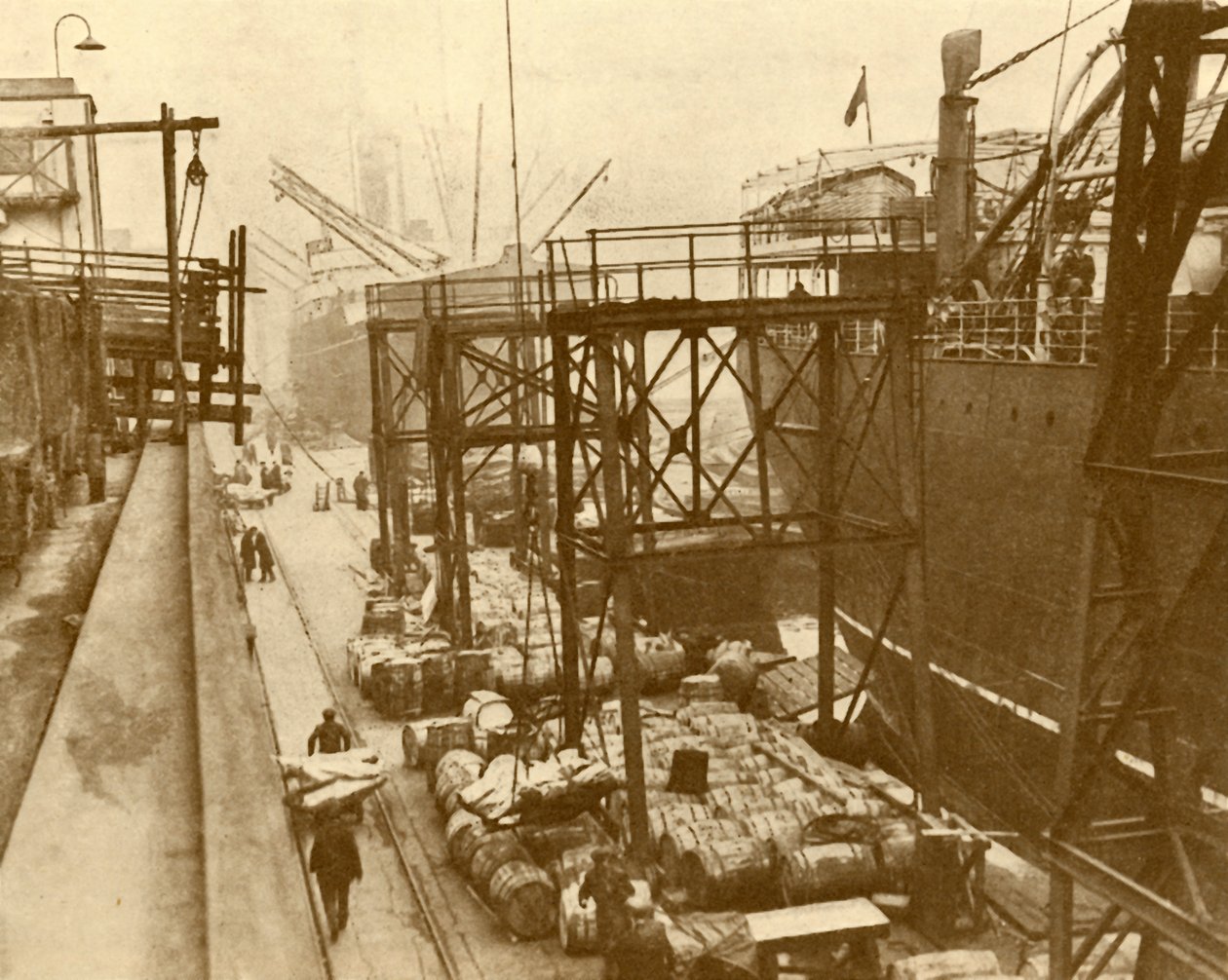 Ruokalaivojen purkaminen Royal Albert Docksissa Lontoossa, vuodelta 1930. tekijältä Unbekannt
