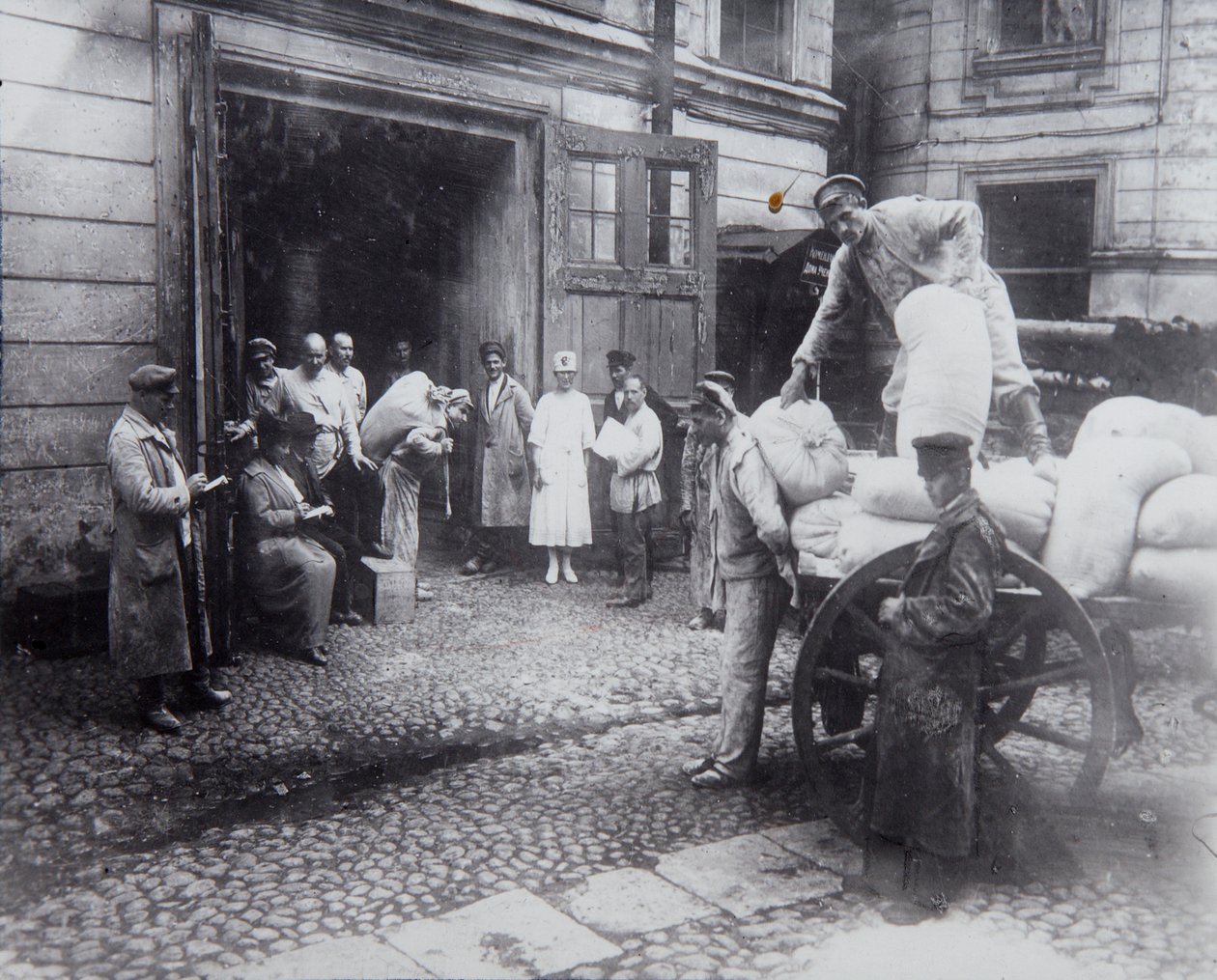 Ruoan purkaminen, Tiedemiestalo, Petrograd, Venäjä, c1920-c1924 tekijältä Unbekannt