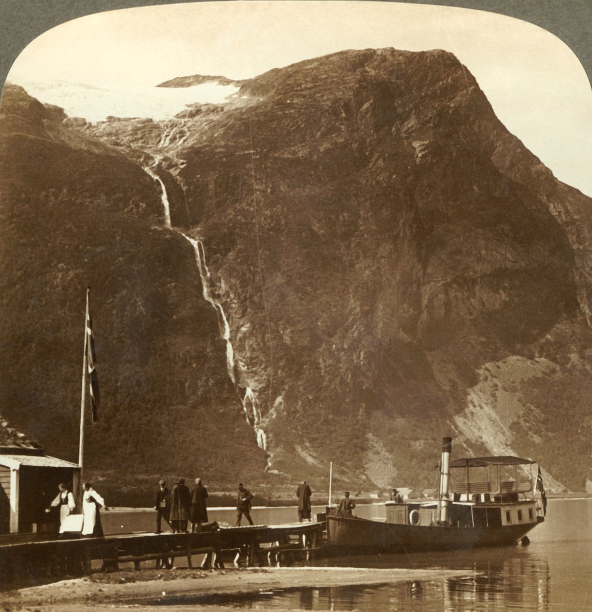 Utigards Falls Ravnefjeldin jäätiköstä Loen-järvellä - Naesdalista, Norjasta, vuodelta 1905. tekijältä Unbekannt