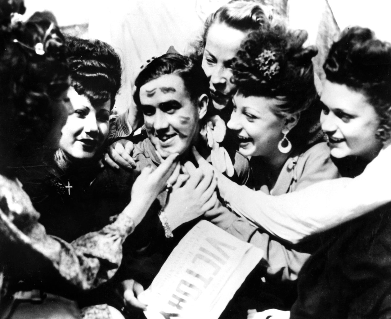 VE-päivän juhlat Pariisissa 8. toukokuuta 1945 tekijältä Unbekannt