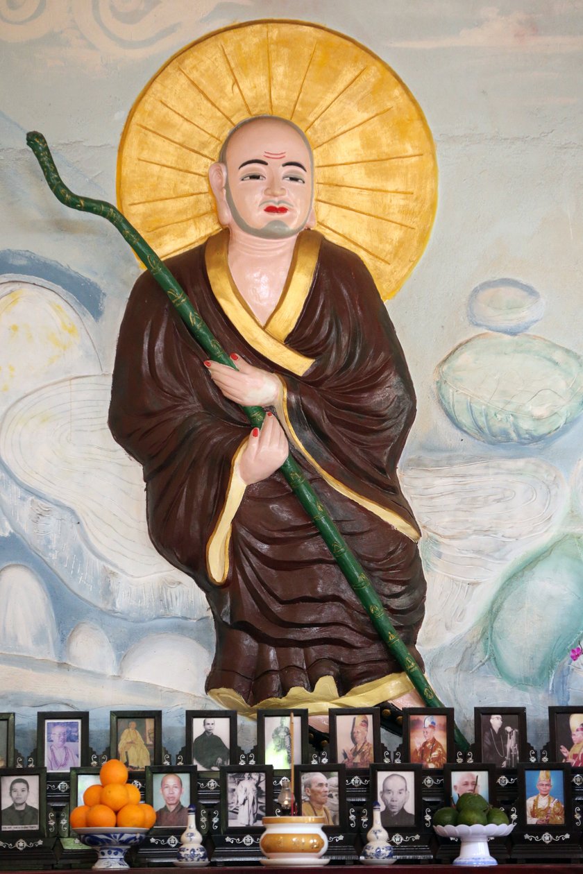 Van Hanh zen buddhalainen luostari. Buddhalainen munkki esivanhemmille vietnamilaisella alttarilla. Kuolleiden kunnioitus. Dalat. Vietnam tekijältä Unbekannt