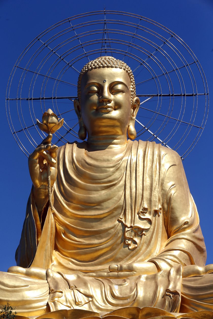 Van Hanhin zen-buddhalainen luostari. Kultainen Buddha patsas. Dalat. Vietnam tekijältä Unbekannt