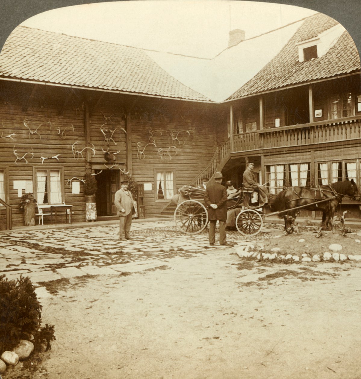 Victoria Hotel, jota koristavat poronsarvet, Kongsbergissä, karussa Norjassa, vuodelta 1905. tekijältä Unbekannt