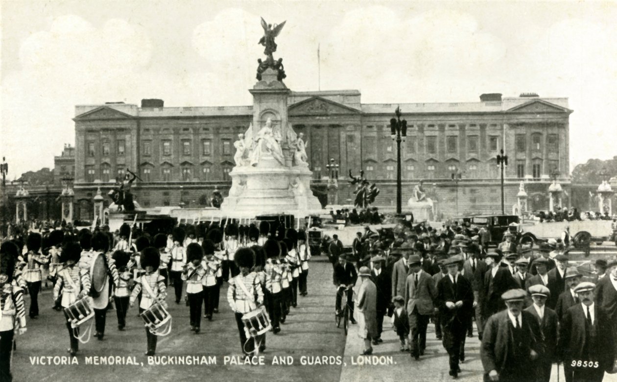 Victoria Memorial, Buckinghamin palatsi ja vartijat, Lontoo, 1930-luku. tekijältä Unbekannt