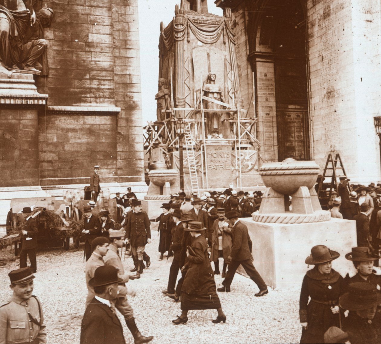 Voitonjuhla, siviilit Riemukaarella, Pariisi, Ranska, heinäkuu 1919 tekijältä Unbekannt
