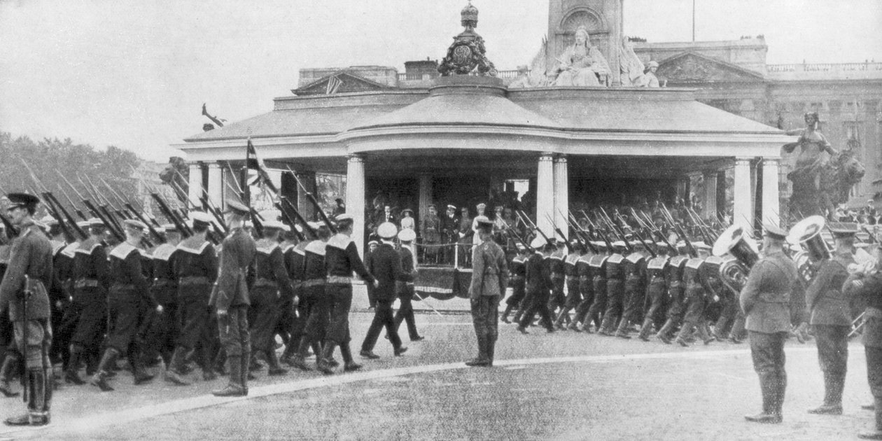 Voiton paraati Victoria Memorialin ja Buckinghamin palatsin ohitse Lontoossa 19. heinäkuuta 1919 tekijältä Unbekannt