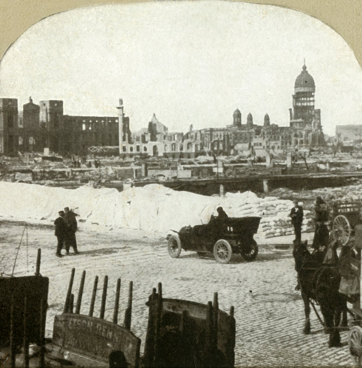 Näkymä Moulder Schoolin jakeluasemalta, jossa näkyy tonnia jauhoja jalkakäytävällä, 1906. tekijältä Unbekannt