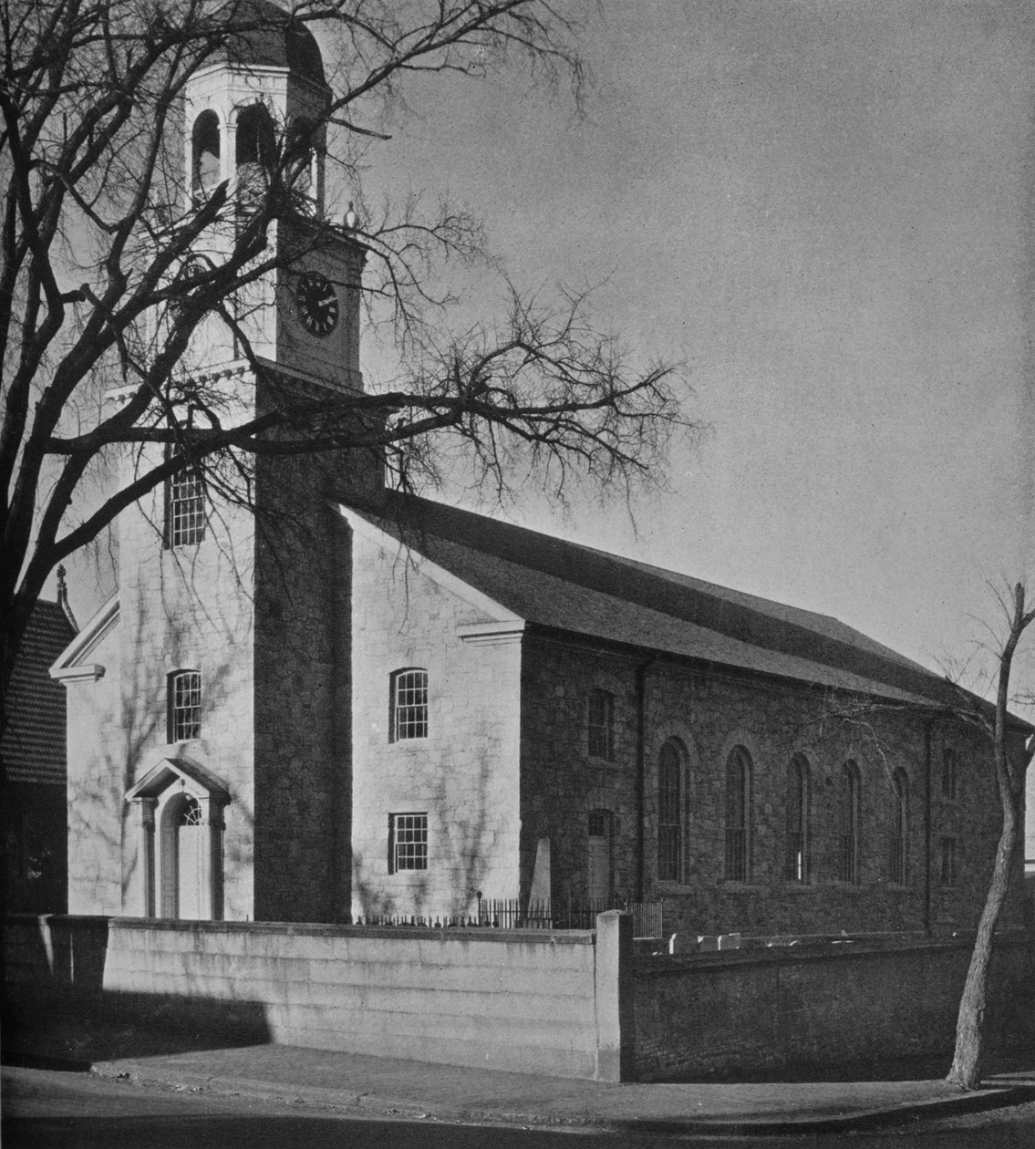 Näkymä St Paulin kirkolle Main Streetiltä, Newburyportista, Massachusettsista, 1924 tekijältä Unbekannt