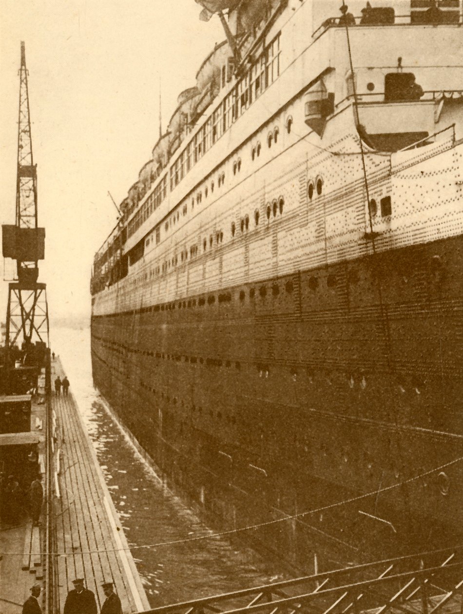 Näkymä Majesticin oikealta puolelta, kun hän astui kelluvaan kuivatelakkaan, vuodelta 1930. tekijältä Unbekannt