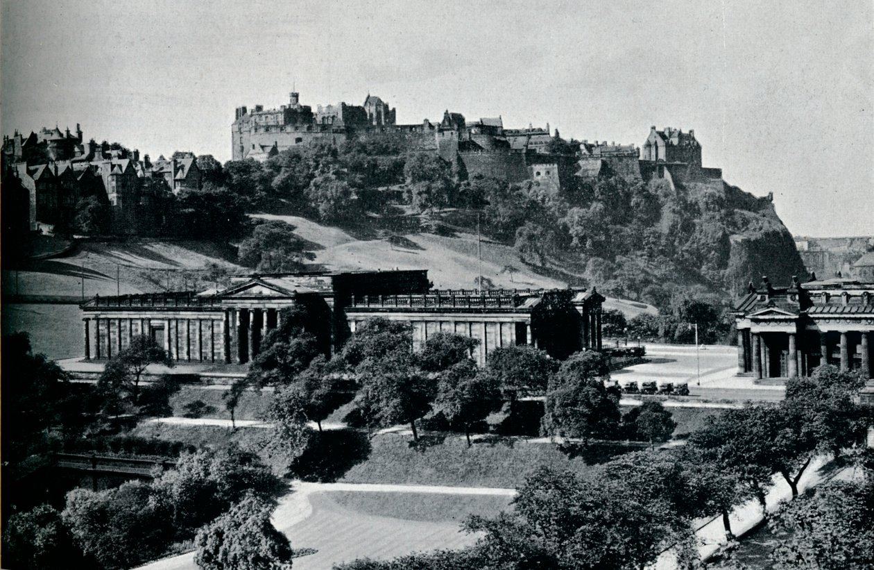 Näkymä National Gallery of Scotlandista ja Edinburghin linnasta, vuodelta 1945 tekijältä Unbekannt