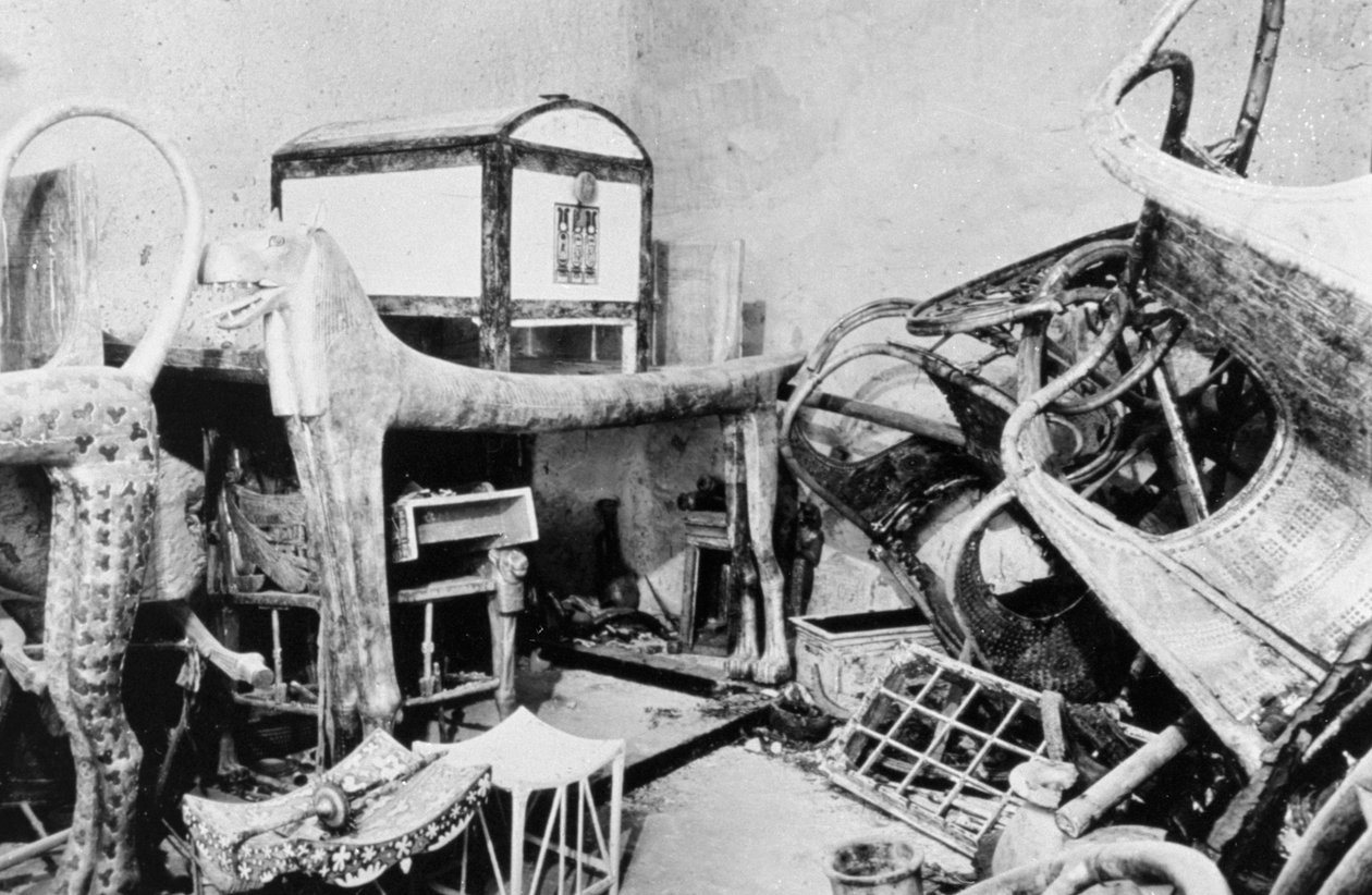 Näkymä Tutankhamonin haudan etuhuoneesta, Kuninkaiden laakso, Egypti, 1922 tekijältä Unbekannt