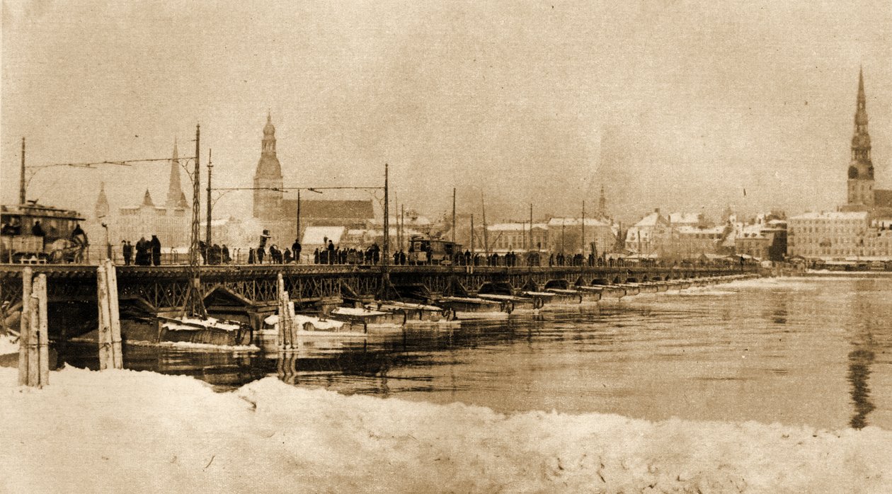Näkymä Dwina-joen ylittävästä kelluvasta sillasta, Riika, Latvia. 1915 (kuva) tekijältä Unbekannt