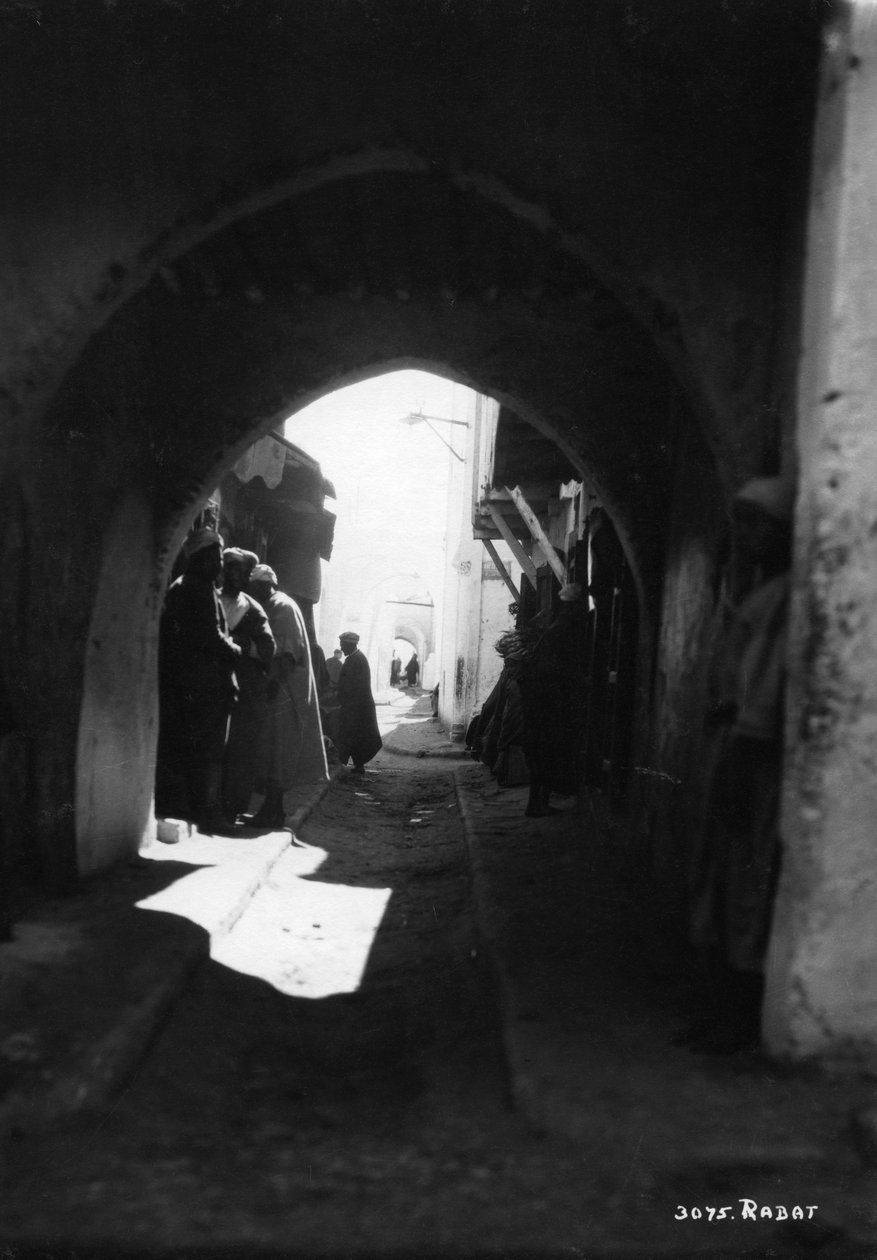 Näkymä holvikäytävän läpi, Rabat, Marokko, 1920-1930-luku tekijältä Unbekannt