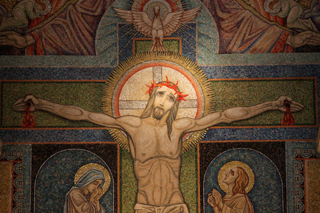 Vierailu basilikassa Antoine Molkenboer, Annecy, Ranska, ristiinnaulitsemisen mosaiikki tekijältä Unbekannt