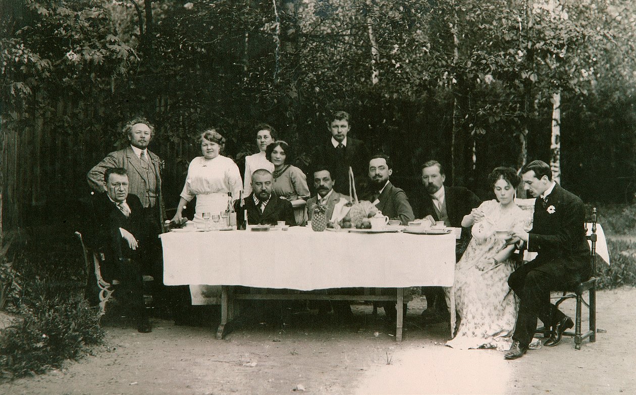 Vierailijat venäläisen kirjailijan Aleksanteri Kuprinin ja hänen perheensä kanssa, Gatchina, Venäjä, 1900-luvun alku tekijältä Unbekannt