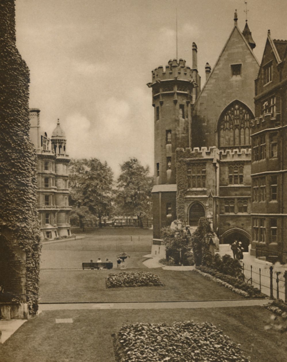 Näkymä Middle Temple Gardensista Fountain Courtista, vuodelta 1935. tekijältä Unbekannt
