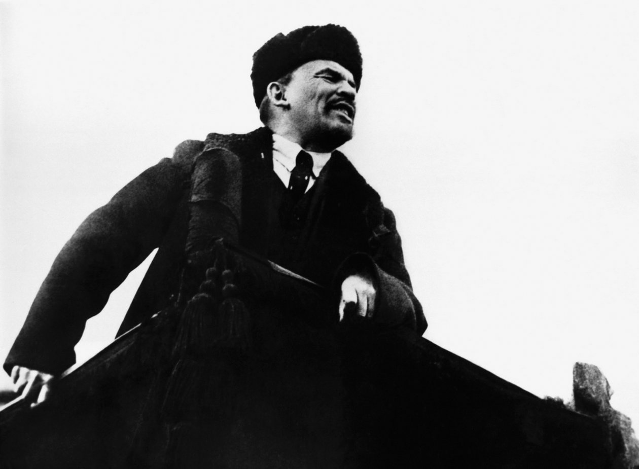 Vladimir Ilitš Lenin, Venäjän bolshevikkivallankumouksellinen johtaja puhumassa puhujakorokkeelta, 1917 tekijältä Unbekannt