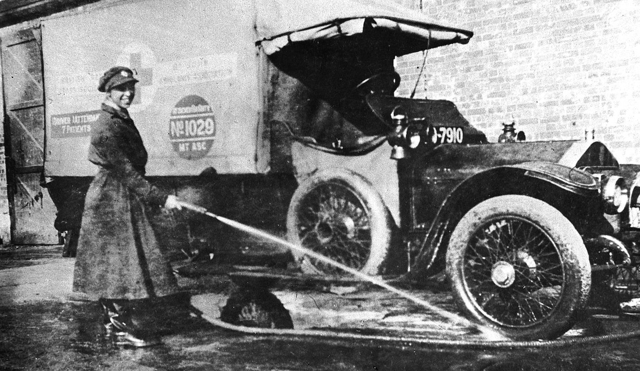 Vapaaehtoinen englantilainen naiskuljettaja pesemässä ambulanssiaan, Cambridge, ensimmäinen maailmansota, 1915 tekijältä Unbekannt