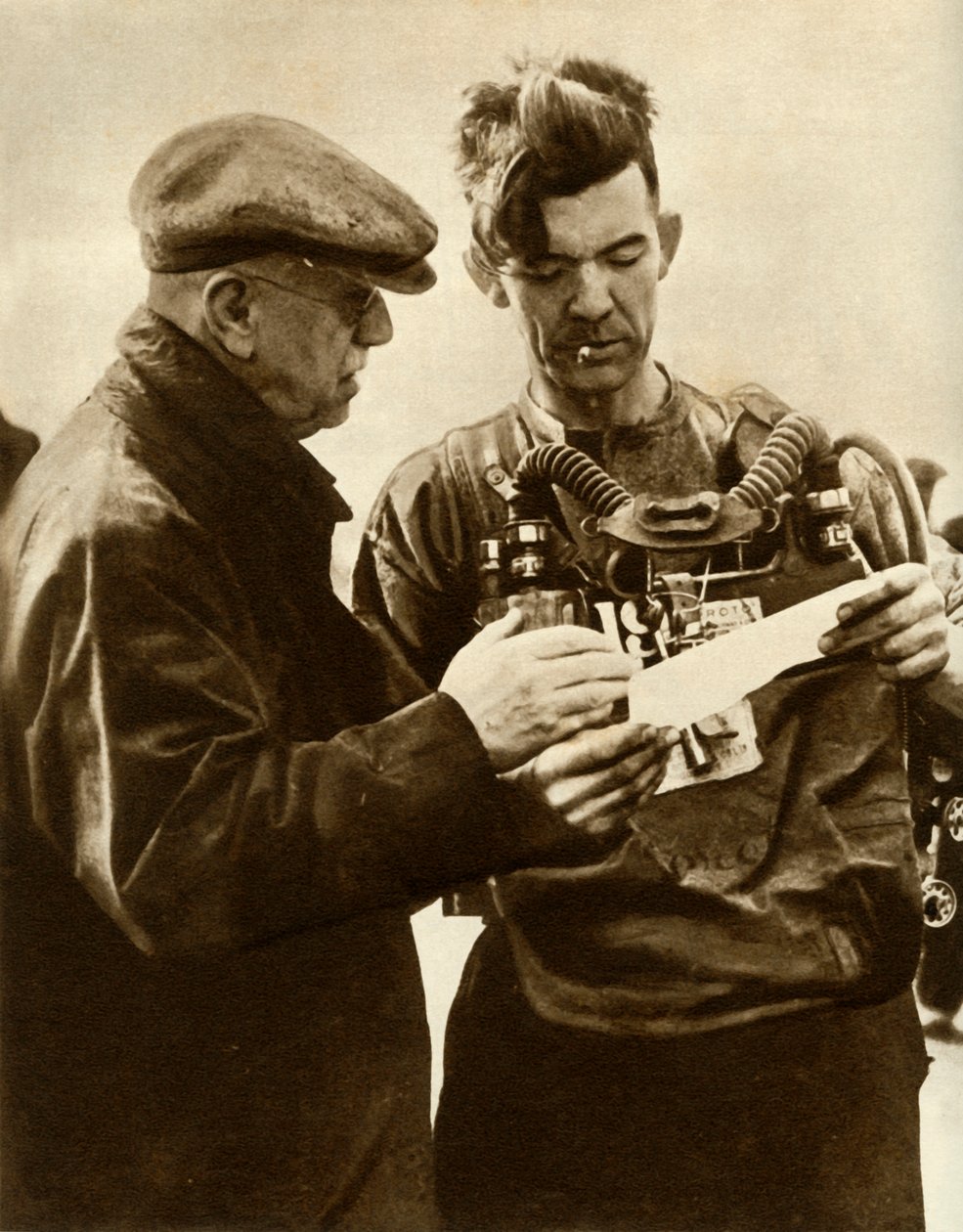 Vapaaehtoinen hakemassa ruumiita Gresford Collieryn katastrofissa Walesissa, 1935. tekijältä Unbekannt
