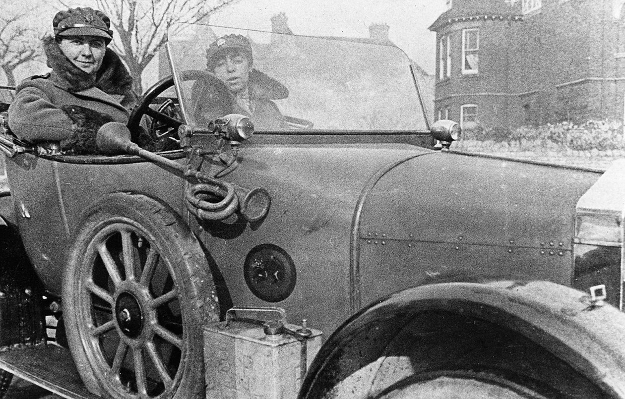 Vapaaehtoiset naiskuljettajat Wolseleyssa, lahjoitettu sotatoimiin, Cambridge, ensimmäinen maailmansota, 1915 tekijältä Unbekannt