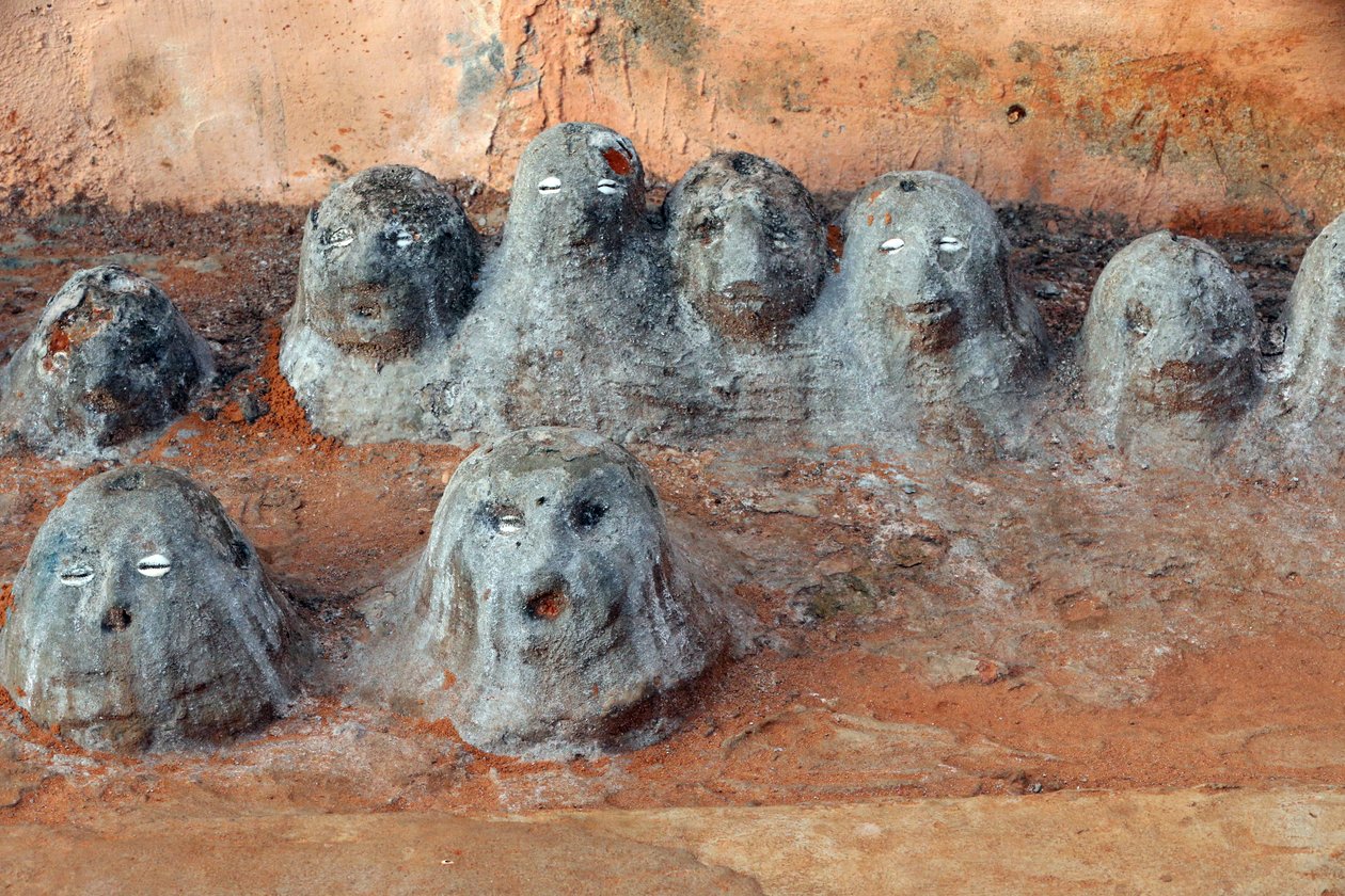 Voodoo-fetissit luostarin sisäänkäynnillä. Togoville, Togo tekijältä Unbekannt