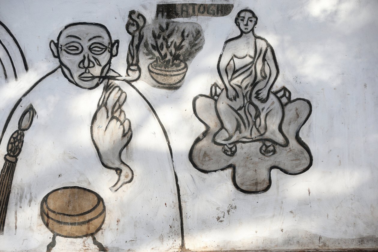 Voodoo-seinämaalaus Akodessewa Fetish Market -torilla, joka tunnetaan maailman suurimpana voodoo-torina. Lome, Togo tekijältä Unbekannt